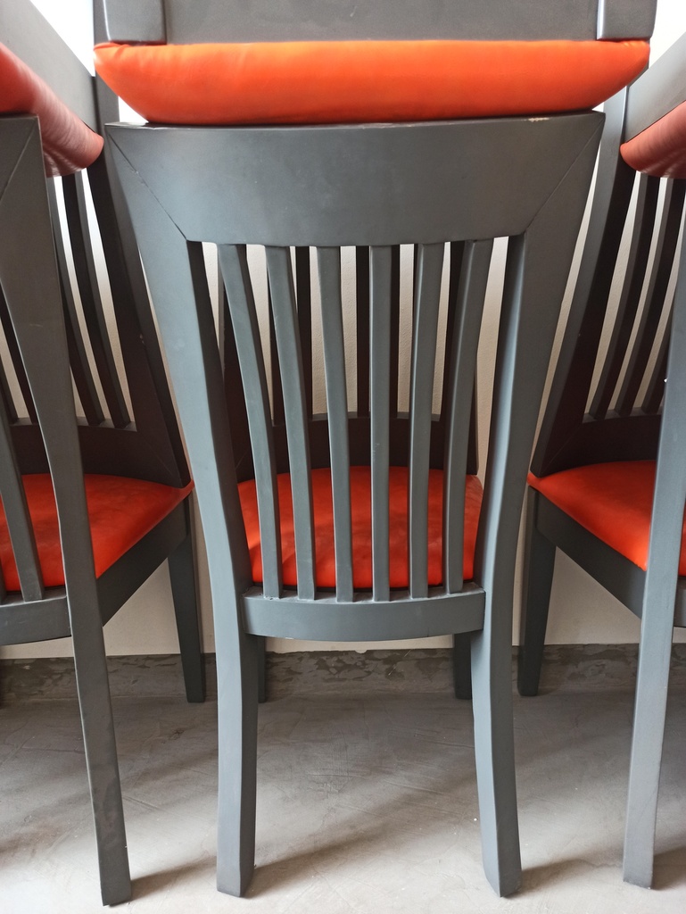 Salle à manger gris avec chaise orange
